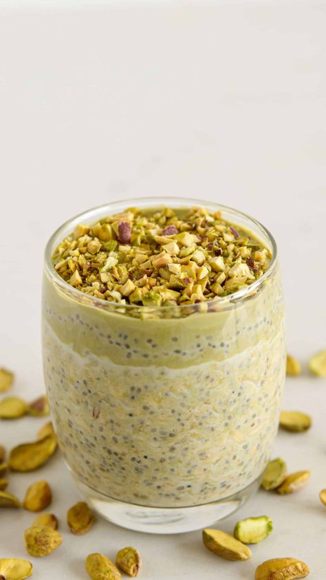 Pistachio Overnight Oats Recipe - The Cooking Foodie Pistachio Health Benefits, The Cooking Foodie, Overnight Oats Recipe Easy, Blueberry Overnight Oats, Easy Breakfast Options, Breakfast Oats Overnight, Overnight Recipes, Overnight Oats Recipe Healthy, Overnight Oats Healthy