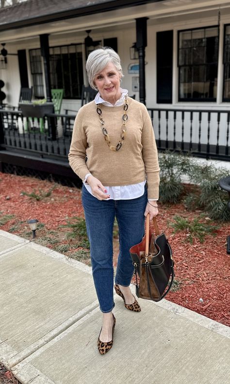 Outfits Sport, Beth Djalali, 50th Clothes, Perfect White Shirt, Style At A Certain Age, Raglan Sleeve Sweater, Sunday Style, Monochromatic Outfit, Monochrome Outfit