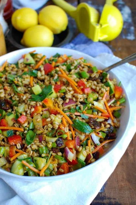 Easy Summer Farro Salad uses fresh summer vegetables mixed with farro and a light lemon spiced dressing. This is a nice side dish to a picnic or BBQ or a great lunch option during the week. // acedarspoon.com #farro #salad #vegan Farro Salad Recipes, Farro Recipes, Summer Vegetables, Salad Vegan, Farro Salad, Vegetarian Lunch, Summer Vegetable, Fresh Summer, Mediterranean Diet Recipes