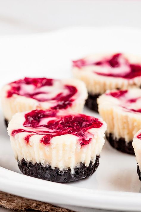 Raspberry Cheesecake Bites, Cheescake Recipe, Individual Cheesecakes, White Chocolate Raspberry Cheesecake, Biscuits Diététiques, Chocolate Raspberry Cheesecake, Mini Cheesecake Recipes, The Cheesecake Factory, White Chocolate Cheesecake