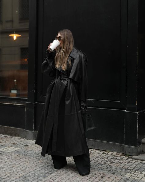 Trench Coat Street Style, Leather Coat Outfit, Baddie Era, Vinter Mode Outfits, Trench Outfit, Corporate Baddie, Trench Coat Outfit, Classy Winter Outfits, Black Leather Coat