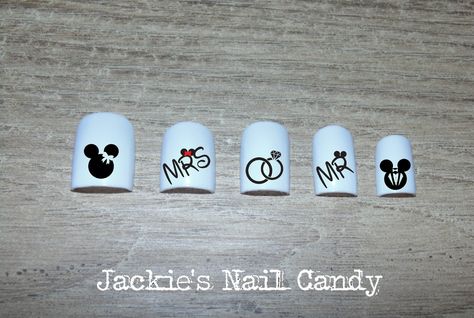 Disney Wedding Nails, Mickey Und Minnie, Light Colored Nails, Holiday Nails Christmas, Black Nail Art, Nail Art Disney, Nail Art Set, Nail Candy, Mickey And Minnie Mouse