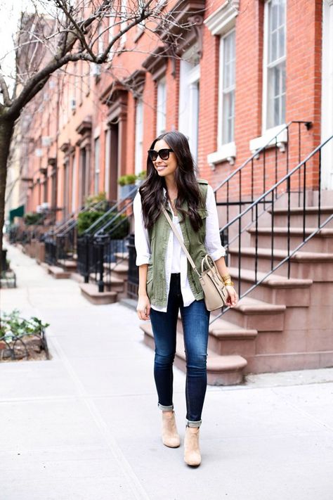 Military vest. Green Vest Outfit, Outfits 2016, Green Vest, Plaid Outfits, Transition Outfits, Outfit Jeans, Casual Vest, Outfit Trends, Plaid Fashion