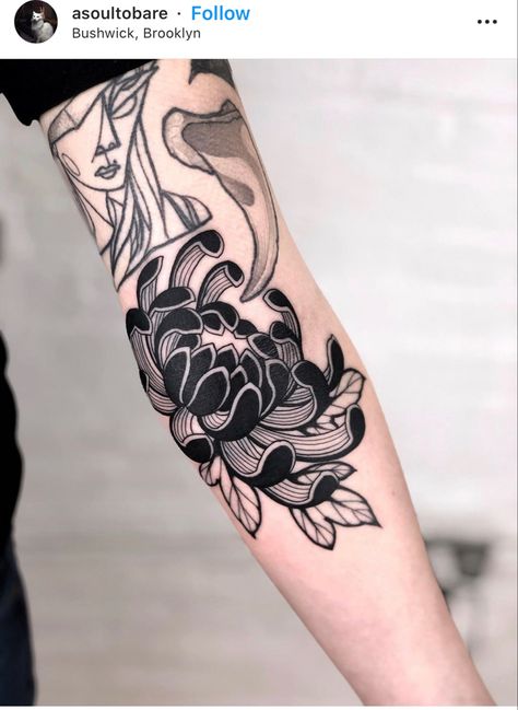 Black Grey Japanese Tattoo, Bold Flower Tattoo Black, Black Rose Knee Tattoo, Chrysanthemum Tattoo Elbow, Chrysanthemum Forearm Tattoo, Chrsanthym Tattoo, Japanese Flowers Tattoo Design, Chrisantem Tattoo, Blackout Flower Tattoo