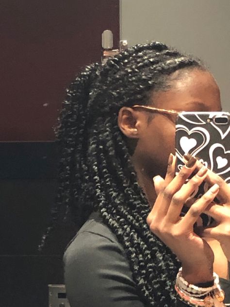 darkskin girl with passion twists with claw clip aethetic bracelets brown nails heart phone case Nails Heart, Passion Twists, Heart Phone Case, Brown Nails, Heart Nails, Claw Clip, Hair Inspiration, Phone Case, Twist