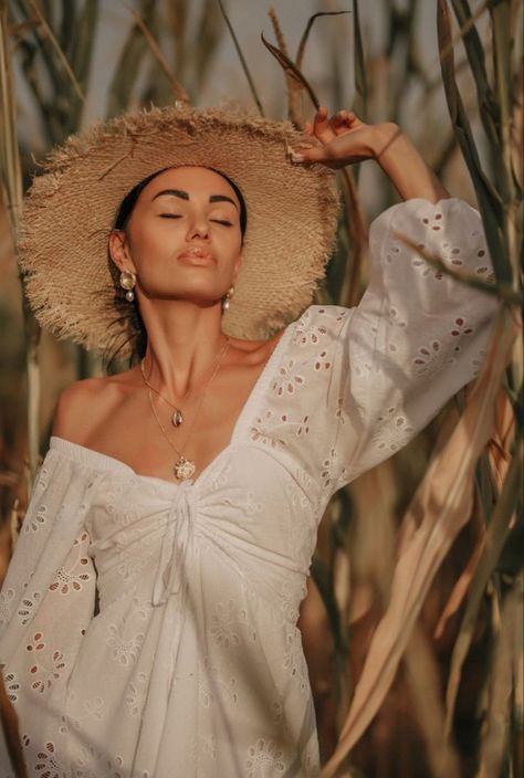 Corn Field Photoshoot, Cornfield Photoshoot, Rustic Branding, Field Photoshoot, Corn Field, Summer Photoshoot, Glamour Shots, Portrait Photoshoot, Grad Pics