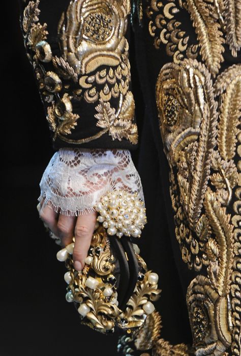 Black White Gold Avant Garde Fashion Photography, Masquerade Wedding, Hippy Chic, Rock Punk, Couture Details, Mode Chic, Avant Garde Fashion, Gold Work, Dolce E Gabbana