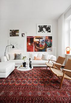 Modern Classic Home Apartment / Living room / White walls & couch / Kilim Rug / Persian & Oriental Carpets / Pantone 2015, Modern Classic Home, Salon Interior Design, Hemnes, Living Room White, Boho Interior, Decoration Inspiration, Wall Ideas, Apartment Living Room