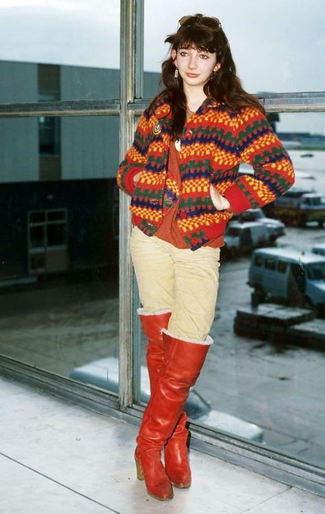 Young Kate Bush: Gorgeous Photos Show Her Fabulous Fashion Styles From 70s And 80s #katebush #queenkate #80smusic #70smusic #iconic #model #fashion #rocknroll #music #makeup #style #outfit #vintage #beautifulgirl #fashionstyle #lifestyle #portrait #katebushmusic #katebushforever Photo Glamour, Queen Kate, Kate Bush, I'm With The Band, Red Boots, Art Instagram, Festival Outfits, Style Icons, A Woman