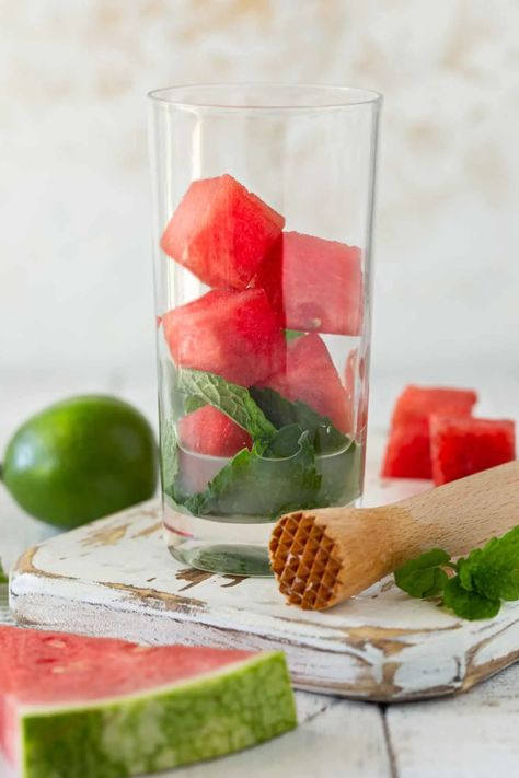 Fruit Mojito Recipe, Watermelon Mojito Recipe, Summer Happy Hour, Fruit Mojito, Watermelon Mojito, Watermelon Drink, Summer Drinks Alcohol, Gin Drinks, Mojito Cocktail