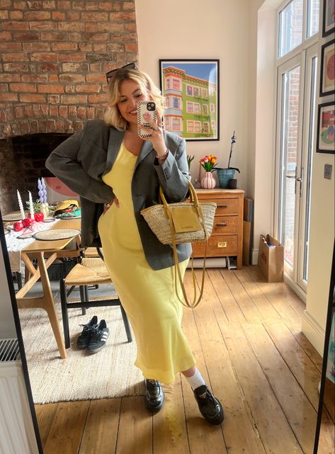 Djerf Avenue Blazer, Basket Bag Outfit, Slip Dress Outfit Winter, Dress With Blazer Outfit, Yellow Slip Dress, Yellow Dress Outfit, Outfit Midsize, Bag Styling, Autumn Outfit Ideas