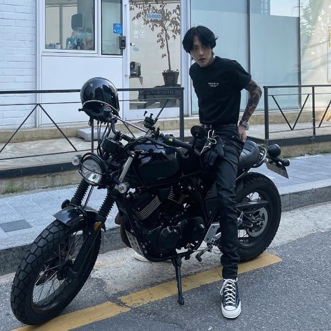 Eboy Outfit, Ulzzang Instagram, Biker Photography, Biker Aesthetic, Motorcycle Aesthetic, Bike Photoshoot, Concept Motorcycles, Biker Outfit, Custom Paint Jobs