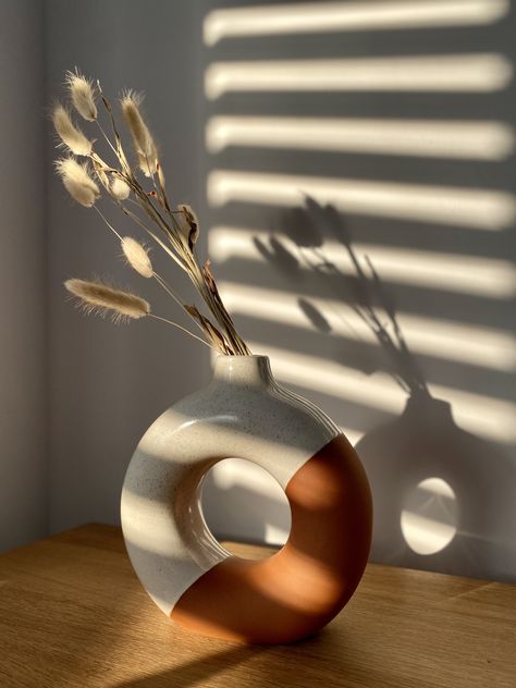 #circlevase #donutvase #modernvase #modernboho #modernhomedecor #terracottavase #japandi #circlevase #nordicvase #japandivase #nordichome #bohodecor #pampasvase #vaseforpampasgrass #geometricvase #ceramicvase Modern Donut Vase, Donut Vase Decor Ideas, Round Pottery Vase, Donut Vase Diy, Unique Vases Ceramic, Pottery Donut Vase, Unique Ceramic Vase, Donut Vase Pottery, Ceramic Art Vase