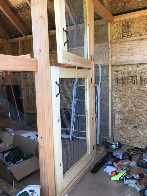 Cottage Homestead, Pallet Coop, Split Chicken, Chicken Coop Door, Chicken Coop Pallets, Fancy Farm, Coop Door, Cute Chicken Coops, Easy Chicken Coop