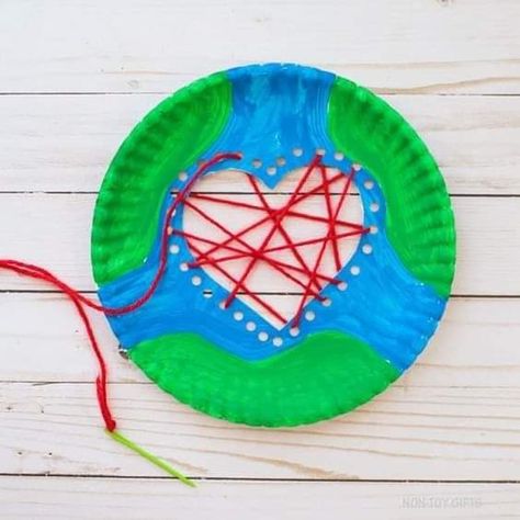 Earth Day Activities Occupational Therapy, Earth Craft Kindergarten, Simple Earth Day Crafts For Kids, Earth Day Arts And Crafts For Kids, Earth Day Diy Crafts, Earth Day Kids Crafts, Earth Day Projects For Kids, Earth Day Art For Kids, Earth Week Crafts