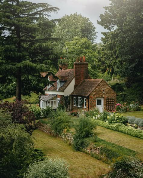 Casa Vintage, Dream Cottage, English Cottage, Dream House Exterior, House Goals, English Countryside, Pretty House, Dream House Decor, Cottage Homes