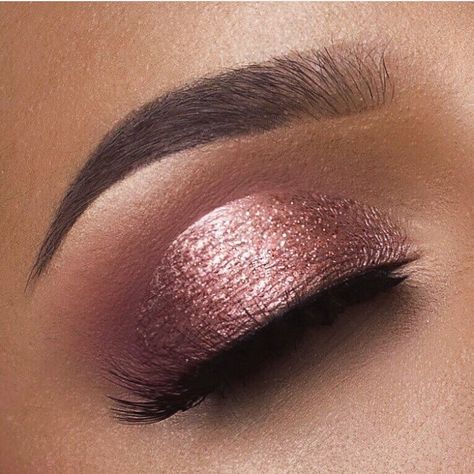 ❄️🤤💗✨✨✨ . . . #eyemakeup #eyemakeupideas #pinkeyemakeup #pinkmakeup #pinkglitter #pinkglittereyes #pinkglittermakeup #blushglitter… Pink Glitter Makeup, Rose Gold Eyeshadow, Ideal Makeup, Metallic Eyes, Rose Gold Makeup, Pink Eye Makeup, Gold Eyeshadow, Gold Makeup, Makeup Eye Looks