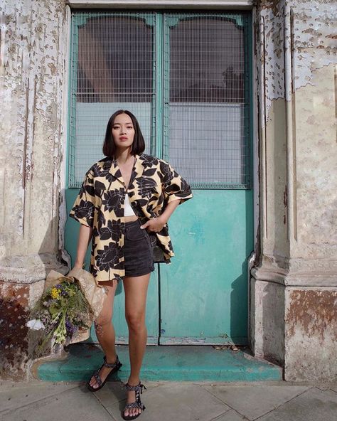 Tiffany Hsu su Instagram: "Channeling my inner Tony Soprano @jacquemus #jacquemus" Tiffany Hsu, Sophia Roe, Holiday Style Summer, 10 Ways To Wear, Jean Short Outfits, Tony Soprano, Summertime Outfits, Outfit Formulas, Weekend Wear