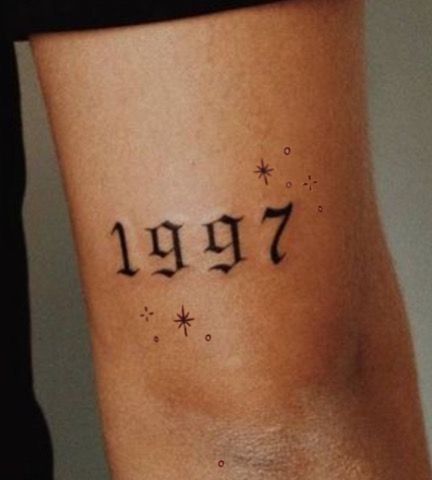 Birthday Symbols Tattoos, Cute Date Tattoo Ideas, Star Date Tattoo, Year Tattoos On Arm, Cute Birth Year Tattoo, Name And Year Tattoo, Above Knee Tattoo Numbers, Above Knee Year Tattoo, 1999 Knee Tattoo