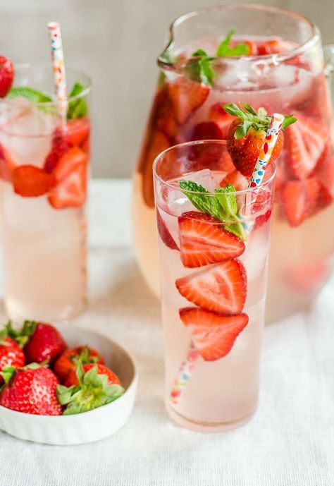 15 Sparkling Drinks for Spring Entertaining Recipes from The Kitchn Spring Entertaining, Sparkling Drinks, Entertaining Recipes, Think Food, Spring Recipes, Party Drinks, Non Alcoholic Drinks, Refreshing Drinks, Non Alcoholic