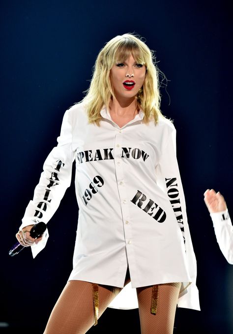 Taylor Swift's AMAs Performance Outfit Didn't Just Look Good, It Made a Powerful Statement Taylor Swift Costume, Taylor Outfits, Taylor Swift Party, Taylor Swift Tour Outfits, Estilo Taylor Swift, All About Taylor Swift, Taylor Swift Outfits, Celebrity Style Red Carpet, Taylor Swift Concert