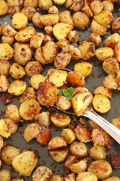 Crispy Yellow Potatoes, Baby Dutch Yellow Potatoes Recipes, Roasted Yellow Potatoes, Baby Yellow Potatoes, Oven Roasted Baby Potatoes, Baked Baby Potatoes, Olive Recipe, Gold Potato Recipes, Potato Oven