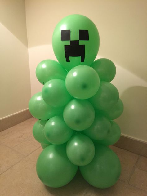 Creeper Birthday Party, Minecraft Balloon Ideas, Creeper Pinata, Minecraft Balloons, Minecraft Birthday Decorations, Minecraft Bday, Pig Balloon, Minecraft Party Decorations, Birthday Party At Park