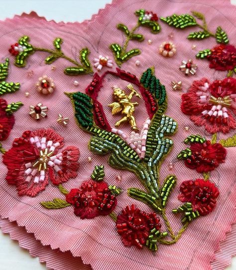 Millie Amber ❦ (@millie_amber) • Fotos y videos de Instagram Winter Things, Textiles Projects, Diy Embroidery Patterns, December 26, Xmas Diy, Hand Embroidery Art, Crochet Stitches Tutorial, Christmas Sewing, Christmas Embroidery