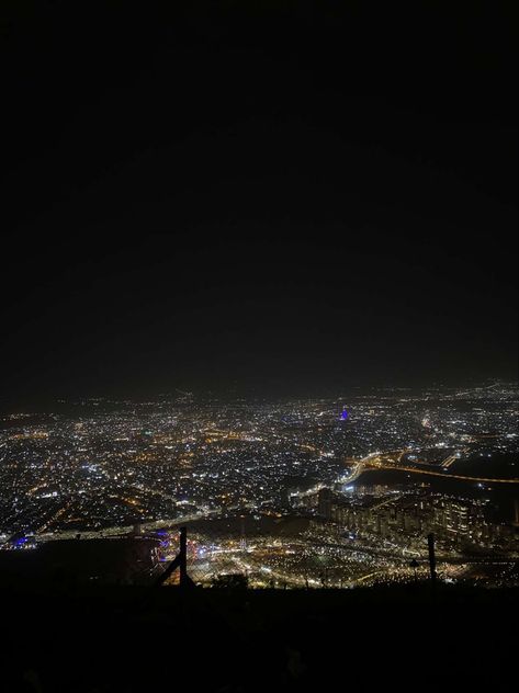 Night Time Stars Aesthetic, Night City View From Mountain, Chill Night Aesthetic, Chill Night Vibes, Rainy Streets, Mountains Night, City View Night, Rainy Street, Mountain Vibes