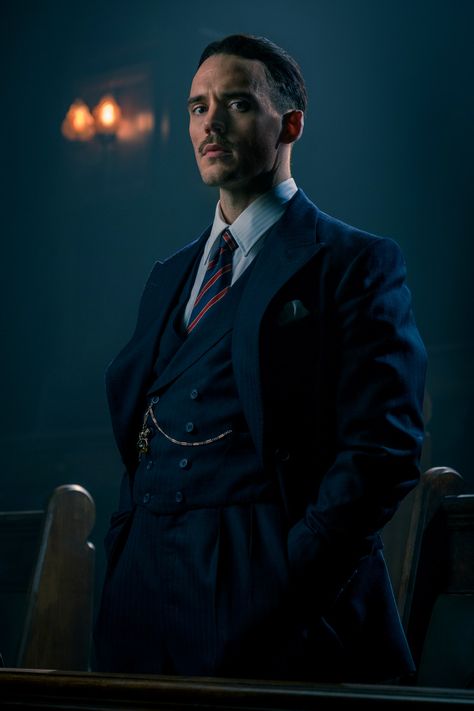 Oswald Mosley, Estilo Gangster, Peaky Blinders Series, Peaky Blinders Wallpaper, Classy Suits, Sam Claflin, Corte De Cabelo Masculino, Costume Shop, Peaky Blinders