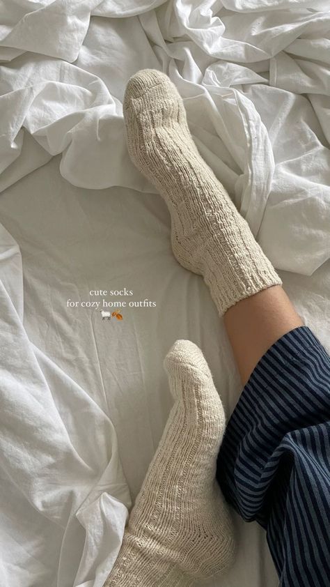 Cozy Socks Outfit, Cozy Socks Aesthetic, Slouchy Socks Outfit, Cozy Home Outfit, Socks Outfit, Socks Aesthetic, Vibe Aesthetic, Mode Grunge, Aesthetic Cozy