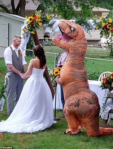 Deanna Adams, 40, of Nebraska, pictured with her husband on their wedding day, thought she'd give her bridal party the option of wearing what they wanted - so her sister chose a dinosaur costume Queer Prom, Dinosaur Suit, Dinosaur Wedding, Inflatable Dinosaur Costume, Inflatable Dinosaur, T Rex Costume, Dino Costume, Dinosaur Costume, Dinosaur Funny