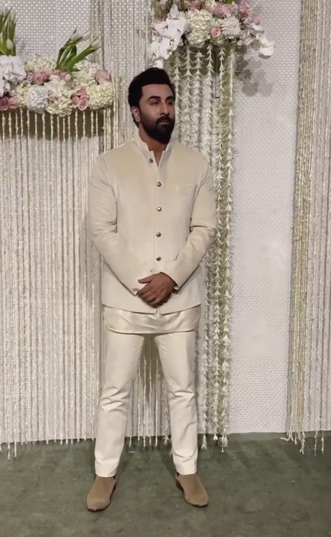 Ranbir Kapoor Kurta, White Wedding Suits For Men, Prince Suit, White Wedding Suit, Wedding Kurta For Men, Men's Wedding Outfit, Indian Groom Wear, Stylish Mens Suits, Gents Kurta Design