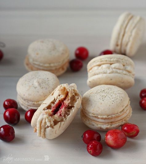 Walnut Macarons, Cranberry Filling, Macarons Macaroons, Macaroon Cookies, Cranberry Cream Cheese, Macaron Flavors, Macaron Cookies, French Macaroons, Cranberry Cheese