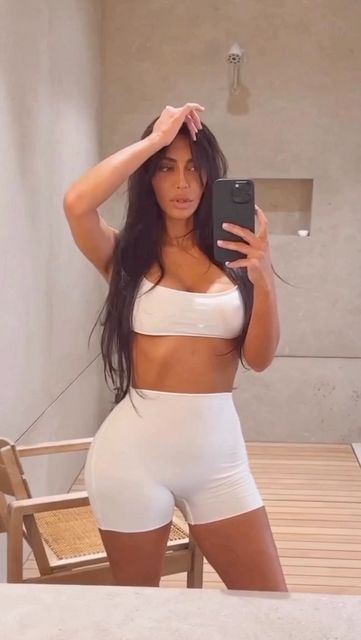 Kardashian Videos (fanpage) on Instagram: "Kim is gorgeous! love this haircut on her 🤍" Kim Kardashian Hips, Kim Kardashian Home, Khloe Kardashian Tristan Thompson, Khloe Kardashian And Tristan, Dream Kardashian, Kardashian Home, Cut Bangs, Kim Kardashian Hair, Bombshell Hair