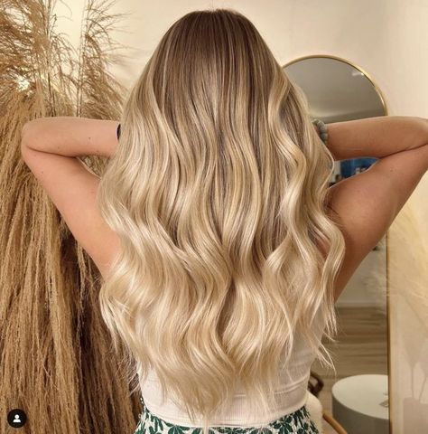 Root Smudge, Warm Blonde Hair, Blonde Hair Goals, Blonde Hair With Roots, Summer Blonde Hair, World Hair, Hair Color Options, Dyed Blonde Hair, Warm Blonde