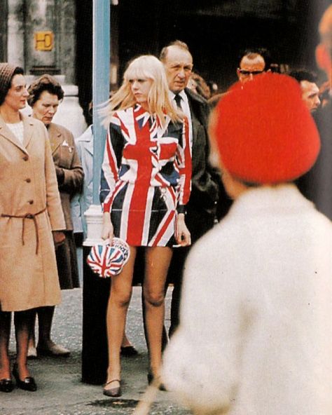 The 60s 🌼 London Street Photography, Carnaby Street, London Look, 70’s Fashion, British Invasion, Weird Fashion, London Street, 1960s Fashion, 60s Fashion