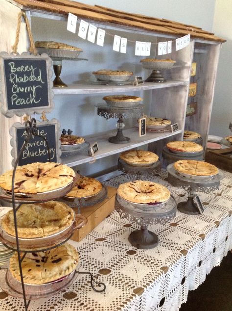 Pie Display at Silver Falls Vineyard Bake Sale Displays, Farmers Market Booth, Farmers Market Display, Famous Desserts, Farmers Market Recipes, Pie Shop, Bakery Display, Pie Bar, Local Farmers Market