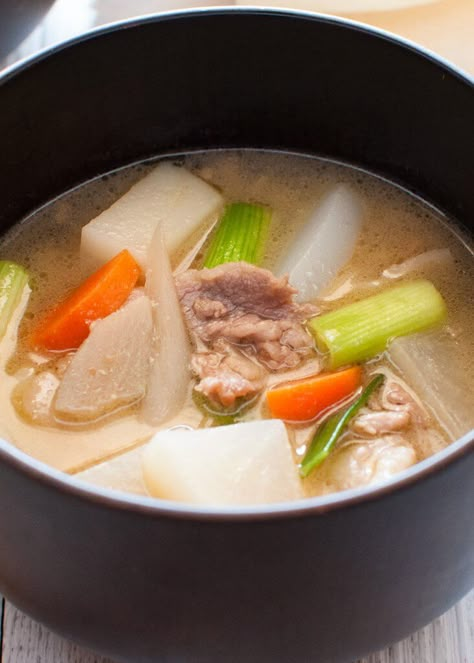 Tonjiru Recipe, Pork Soup Recipes, Soup With Pork, Asian Soup Recipes, Asian Soups, Cheap Clean Eating, Japanese Soup, Pork Soup, Winter Dishes