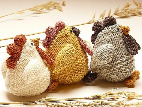 Knitted Birds, Creepy Creatures, Knitted Stuffed Animals, Funny Characters, Crochet Chicken, Animal Knitting Patterns, Knitting Patterns Toys, Knitted Animals, Knitting Gift