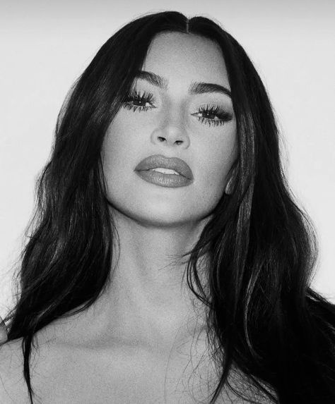 Kim Kardashian Iconic Photoshoots, Rihanna Black And White Pictures, Black And White Photos Celebrities, Kim Kardashian Black And White Photo, Kim Kardashian Photoshooting, Kim Kardashian Photoshoot, Birthday Pics, 21st Birthday Photoshoot, Kim K