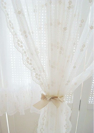 .. Rideaux Shabby Chic, Shabby Chic Decorating, Deco Champetre, Decoration Shabby, The Curtains, Vintage Curtains, Romantic Cottage, Curtain Ideas, White Cottage