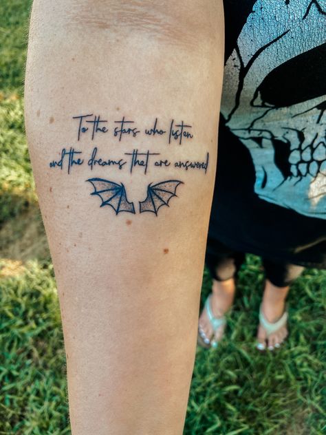 Cassian Acotar Tattoo, Small Acotar Tattoo Ideas, Book Fandom Tattoos, Truth Teller Acotar Tattoo, Fandom Tattoo Ideas, Acotar Wing Tattoo, To All The Stars Who Listen Tattoo, Small Acotar Tattoo, Acotar Series Tattoo Ideas