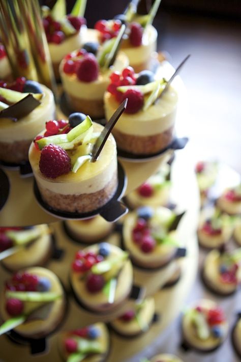 Wedding Cake Alternative: 26 Delicious Mini Cheesecakes | Weddingomania Cheesecake Wedding, Individual Wedding Cakes, Cheesecake Wedding Cake, Wedding Cheesecake, Savory Cakes, Wedding Cake Alternatives, Individual Cakes, Cake Bites, Traditional Cakes