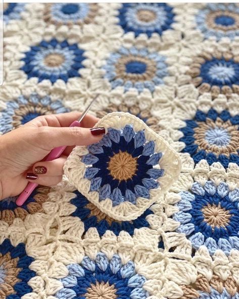 Carpet Crochet, Chevron Crochet Patterns, Crochet Geek, Granny Squares Pattern, Crochet Diy, Crochet Rose, Granny Square Crochet Pattern, Square Patterns, Crochet Stitches Patterns