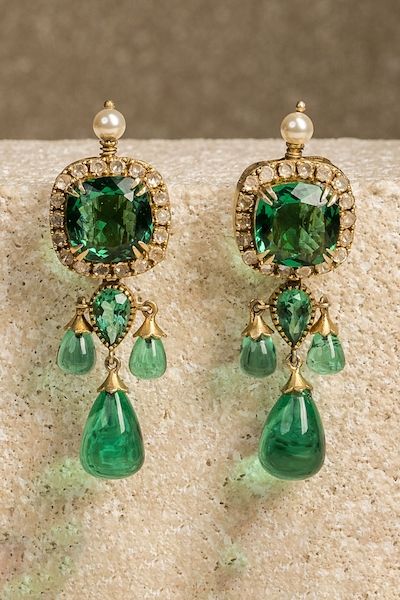 Shop Designer Earring Collection on Trend at Aza Fashions Neck Pieces Jewelry, Bridal Jewelry Vintage, Antique Jewellery Designs, Gold Jewelry Simple Necklace, Antique Bridal Jewelry, Glass Drop Earrings, Indian Jewellery Design Earrings, Tarun Tahiliani, Vogue India