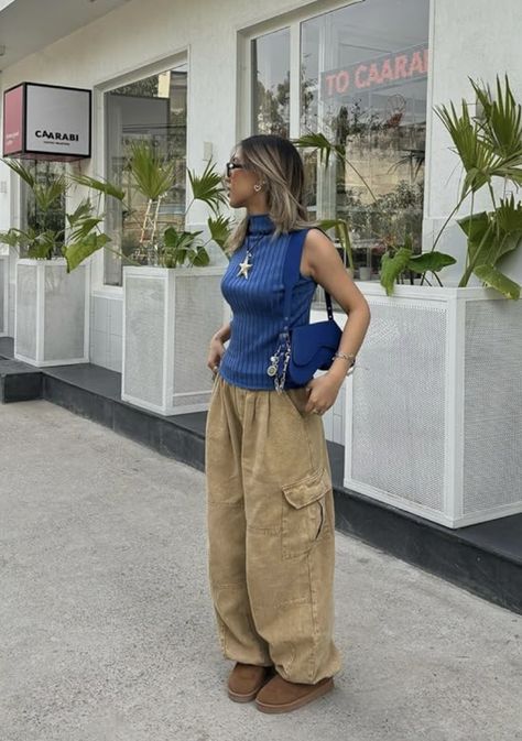 Baggy Tan Pants Outfit, Khaki Cargo Pants Outfit Women, Baggy Linen Pants Outfit, Baggy Khaki Pants Outfit, College Girl Outfits Casual, Outfit Inspo Cold Weather, Outfit Inspo Cargo Pants, Khaki Cargo Pants Outfit, Cargo Joggers Outfits