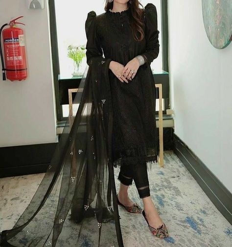 Sut Dijain, Black Dress Design, Elegant Dresses Short, Designer Party Dresses, Simple Kurta Designs, Stylish Short Dresses, Beautiful Pakistani Dresses, Dress Design Patterns, Sleeves Designs For Dresses