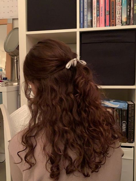 Wavy Aesthetic Hairstyles, Long Wavy Hair Inspiration, Chocolate Hair Color Curly, Wavy Hair Inspo Hairstyles, Wavy Hair Hairstyles Ideas, Chocolate Curly Hair, Classic Curly Hair, 2b Hairstyles, Chic Curly Hair