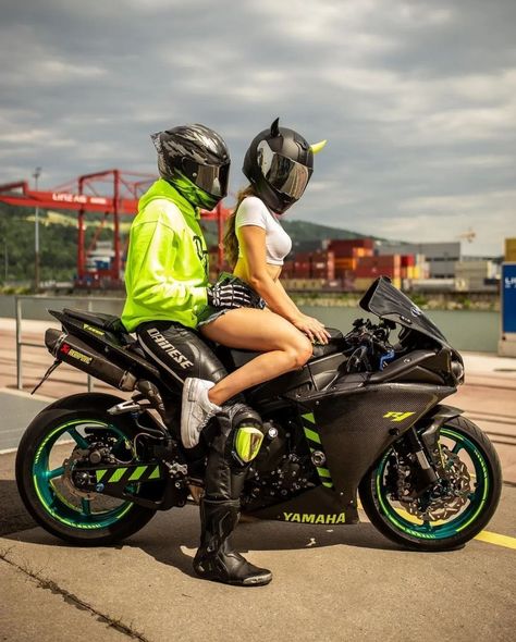 Motorcycle Riding With Friends, Motorcycle Couple Pictures, Motorcycle Photo Shoot, Travel Motorcycle, Bike Couple, Biker Couple, Motorcycle Couple, Biker Photography, Motos Yamaha